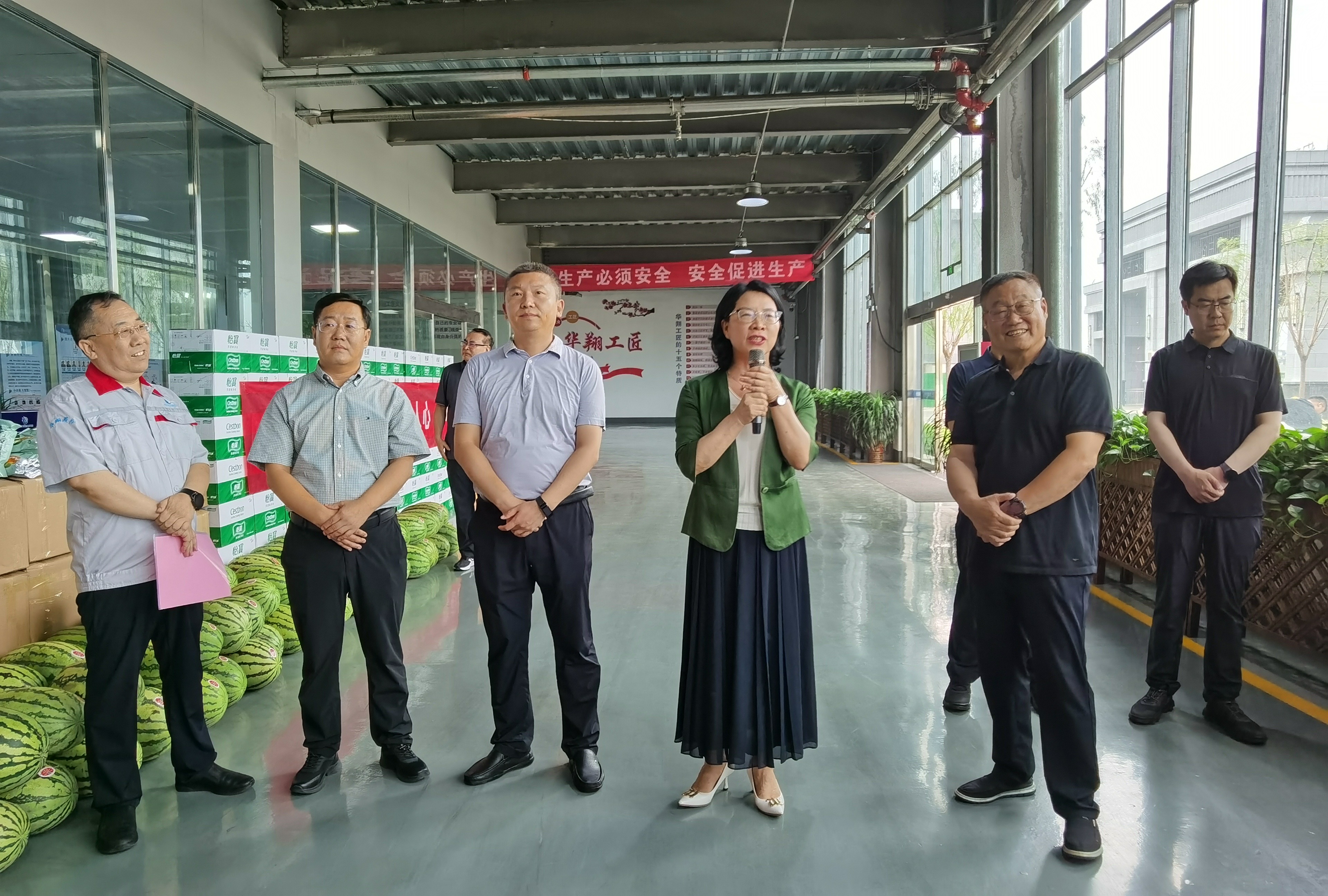 清涼慰問暖人心、凝心聚力鼓干勁